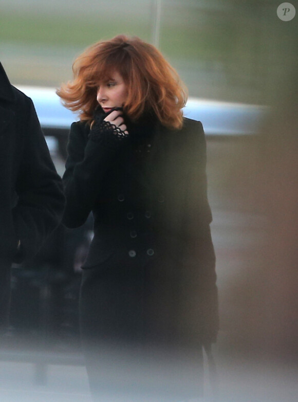 La chanteuse Mylène Farmer et son staff arrivent en jet privé à l'aéroport de Cannes-Mandelieu pour assister aux NRJ Music Awards le 25 Janvier 2013.