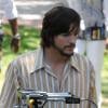 Ashton Kutcher s'est plongé avec passion dans le personnage de Steve Jobs, ici en tournage à Los Angeles, le 18 juin 2012.