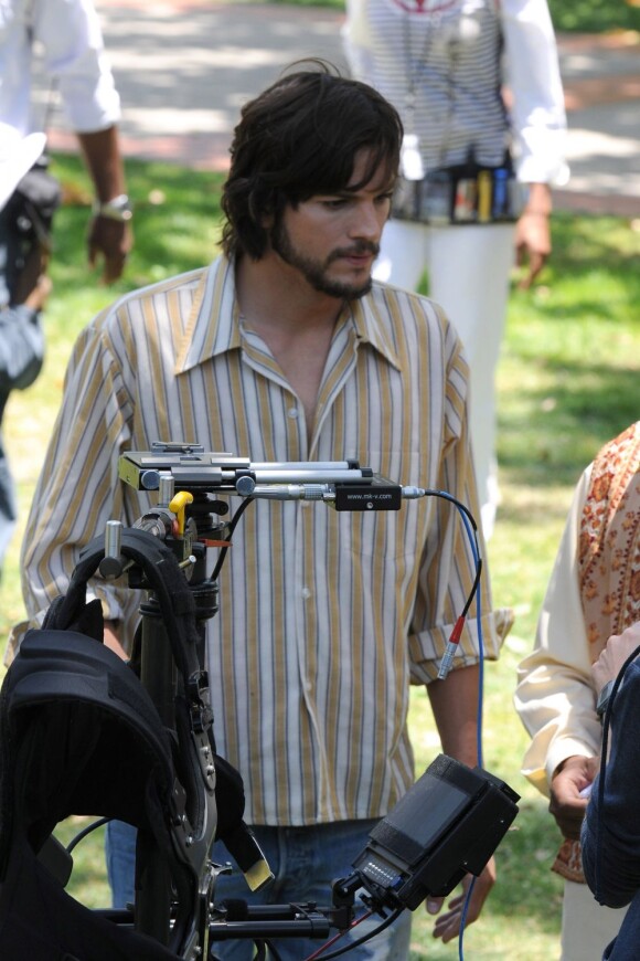 Ashton Kutcher s'est plongé avec passion dans le personnage de Steve Jobs, ici en tournage à Los Angeles, le 18 juin 2012.