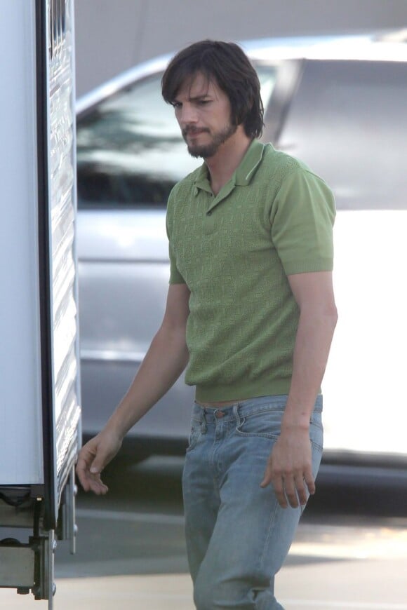 Ashton Kutcher a donné de sa personne pour approcher au plus près de son personnage pour le biopic jOBS, ici en tournage à Los Altos, le 13 juin 2012.