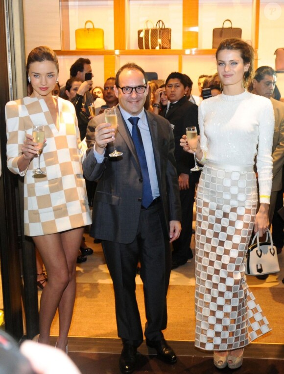 Miranda Kerr et Isabeli Fontana assistent à la soirée d'inauguration de la nouvelle boutique Louis Vuitton à Cancùn. Le 26 janvier 2013.