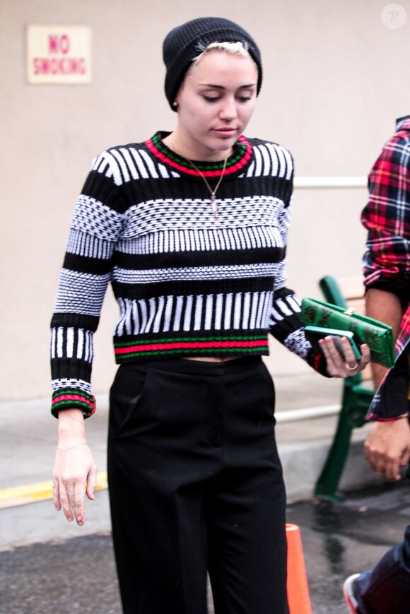 Miley Cyrus habillée de façon toujours décalée le 27 janvier 2013 à Los Angeles.