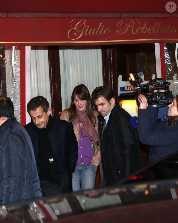 Nicolas Sarkozy lors de son anniversaire le 28 janvier 2013 au restaurant Giulio Rebellato à Paris avec sa femme Carla Bruni