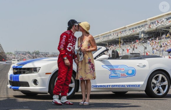 Le champion IndyCar Dario Franchitti embrasse sa femme Ashley Judd après avoir remporté la 96e course des 500 miles d'Indianapolis, le 27 mai 2012.