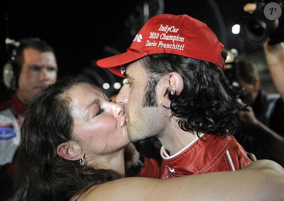 Dario Franchitti embrasse sa femme Ashley Judd alors que l'Ecossais vient de remporter le championnat Indycar à Homestead, le 2 octobre 2010.