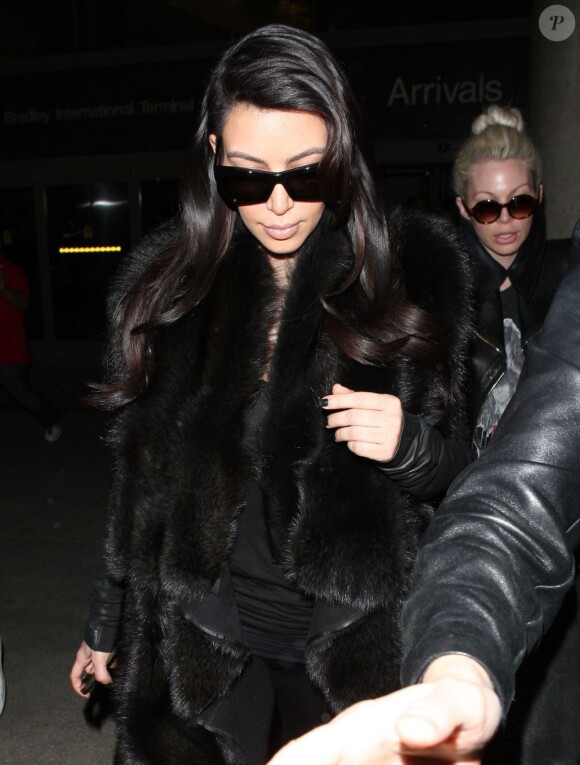 Kim Kardashian, enceinte, arrive à l'aéroport de Los Angeles. Le 28 janvier 2013.