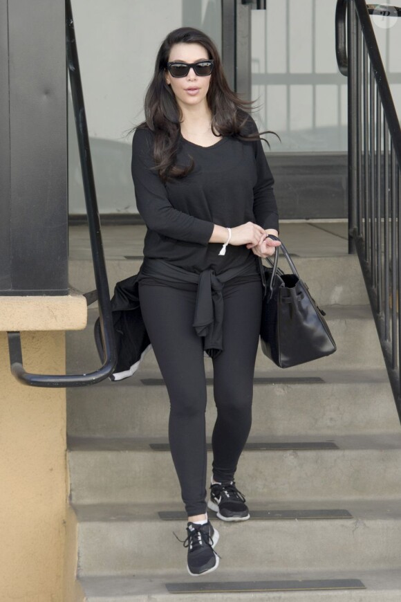 Kim Kardashian, tout de noir vêtue, quitte sa salle de sport dans le quartier de Studio City. Los Angeles, le 29 janvier 2013.