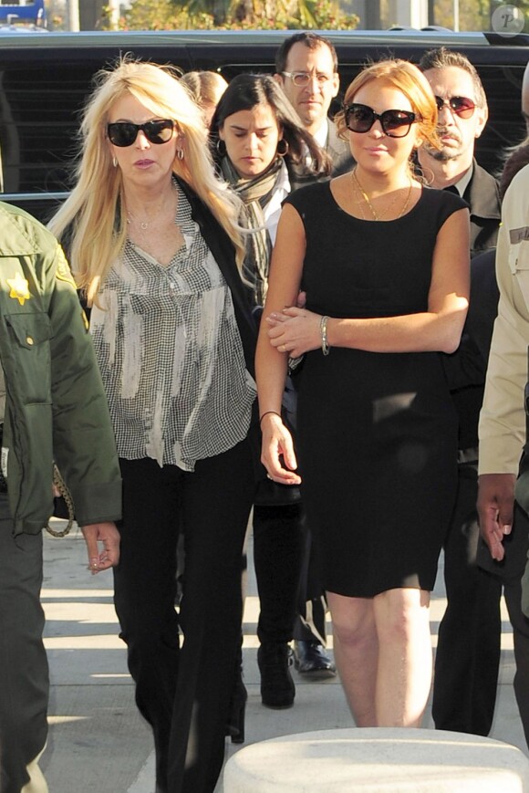 Lindsay Lohan, Dina Lohan et son avocat arrivent à la cour de justice de Los Angeles, le 30 janvier 2013.