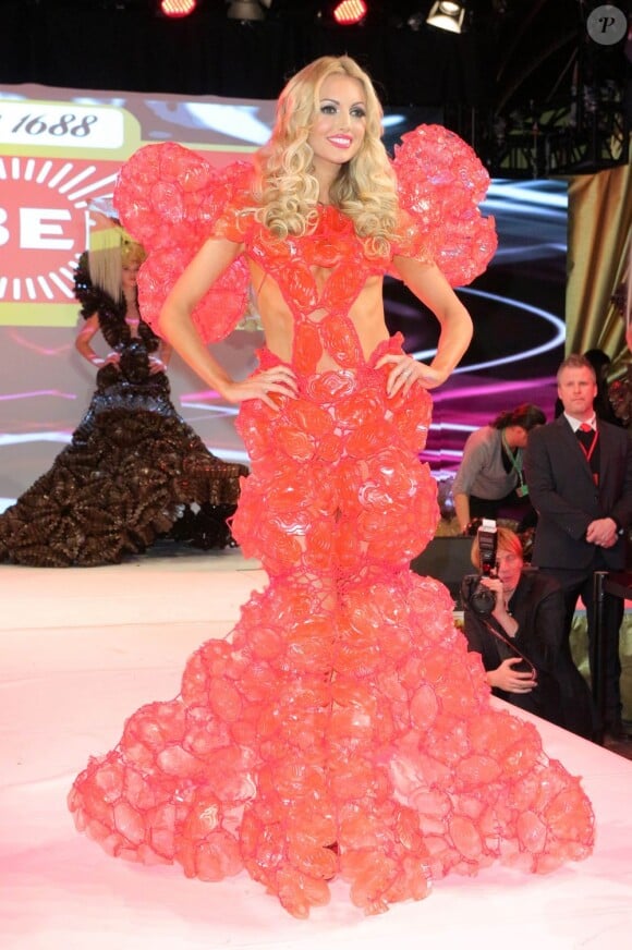 La Miss Monde 2003 Rosanna Davison défile lors de la Lambertz Monday Night 2013 à Cologne. Le 28 janvier 2013.
