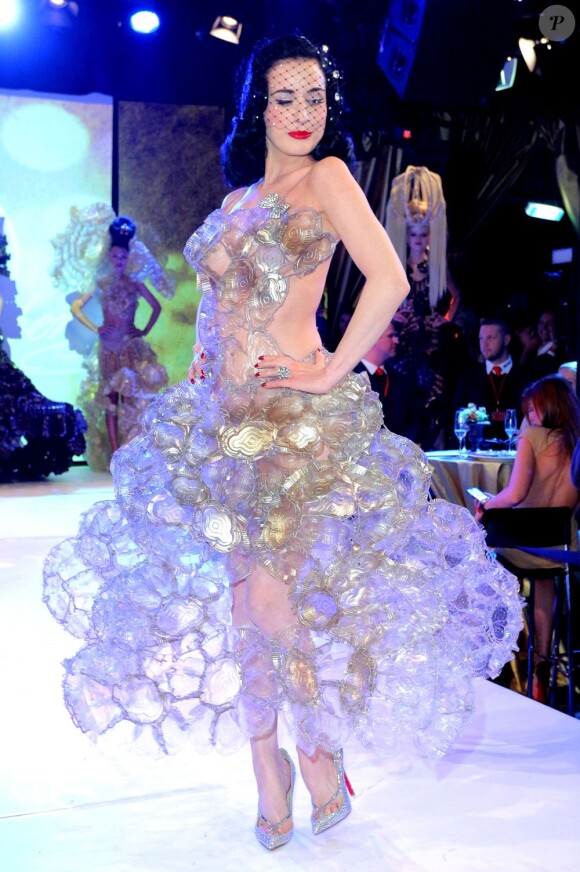 Dita Von Teese, ravissante dans sa robe transparente lors du défilé de la Lambertz Monday Night 2013 à Cologne. Le 28 janvier 2013.