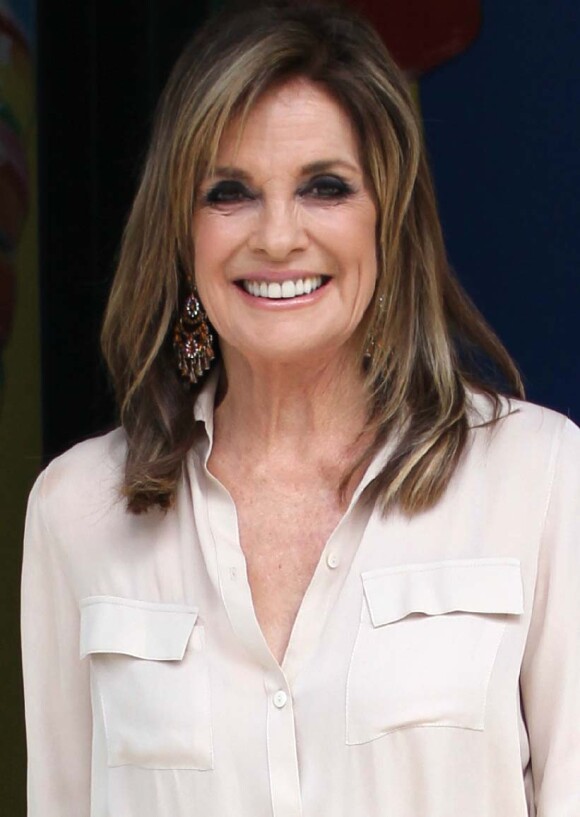 Linda Gray sur le plateau de l'émission Extra à Los Angeles, le 13 juin 2012.