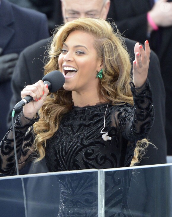 Beyoncé chante l'hymne américain lors de la cérémonie d'investiture de Barack Obama au Capitol. Washington D.C., le 21 janvier 2013.