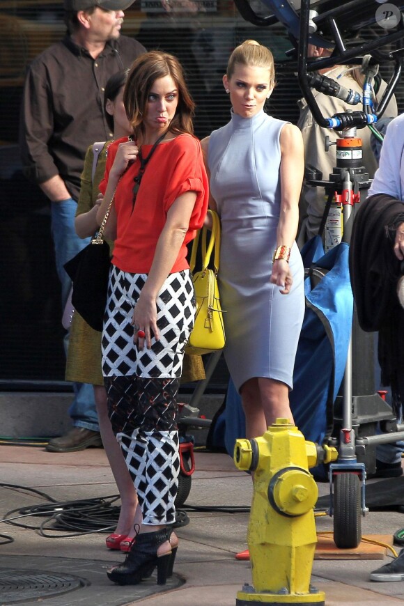 Annalynne McCord et Jessica Stroup de 90210 sur le tournage de la série, à Los Angeles, le 31 janvier 2013.