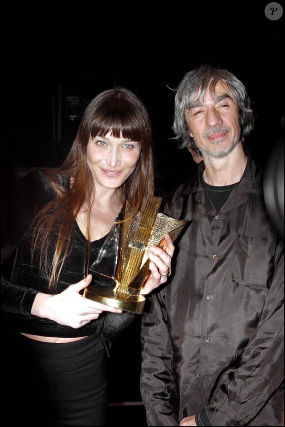 Louis Bertignac et Carla Bruni le 28 février 2004 à Paris.