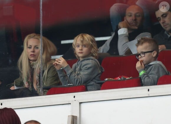 Helena Seger, avec ses enfants Maximilian et Vincent lors du match entre le PSG et Troyes à Paris Le 24 novembre 2012