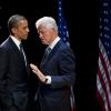 L'actuel président américain Barack Obama échange avec l'ancien président Bill Clinton à New York, le 4 juin 2012. Ce dernier pourrait bientôt ses débuts au cinéma.