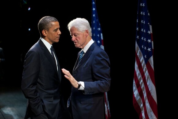 L'actuel président américain Barack Obama échange avec l'ancien président Bill Clinton à New York, le 4 juin 2012. Ce dernier pourrait bientôt ses débuts au cinéma.