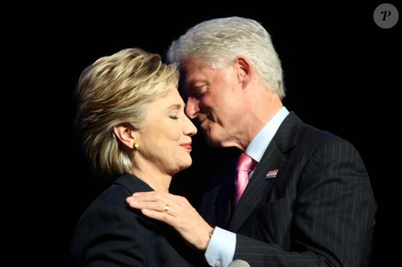 La démocrate Hillary Clinton au côté de son mari Bill Clinton à New York City, le 9 avril 2008.