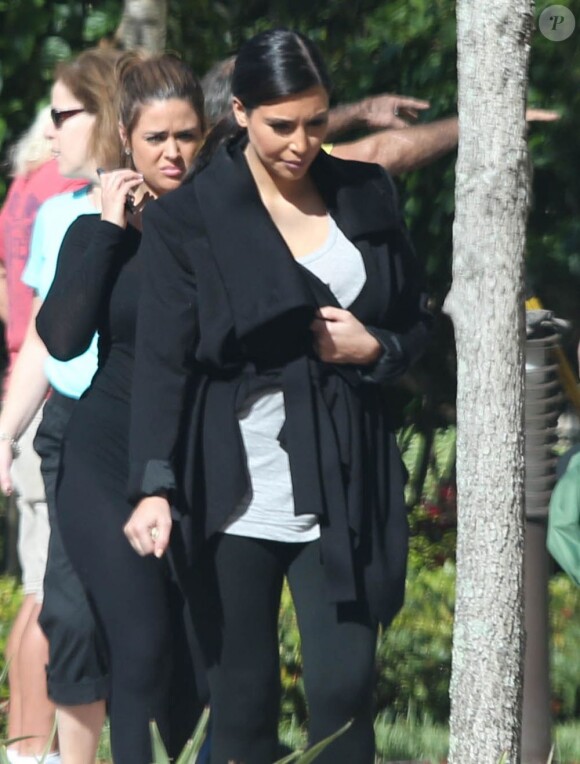 Exclusif - Kim Kardashian, enceinte, arrive à Miami pour retrouver son ami Jonathan Ceban. Elle reprendra l'avion pour Los Angeles quelques heures plus tard. Le 2 février 2013.