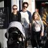 Les acteurs Anna Paquin et Stephen Moyer dans les rues de Santa Monica, à Los Angeles, le 3 février 2013. Le couple est accompagné de leurs jumeaux et de Lilac, fille aîné de l'acteur britannique.