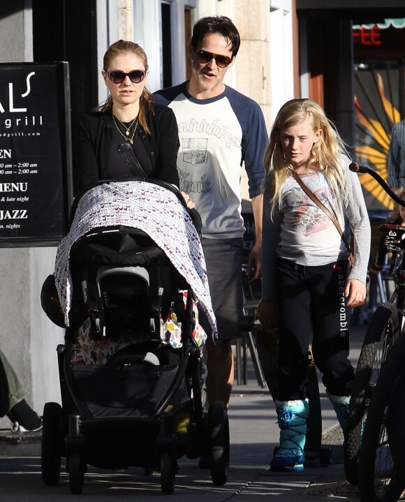 Les acteurs Anna Paquin et Stephen Moyer dans les rues de Santa Monica, à Los Angeles, le 3 février 2013. Le couple est accompagné de leurs jumeaux et de Lilac, fille aîné de l'acteur britannique.