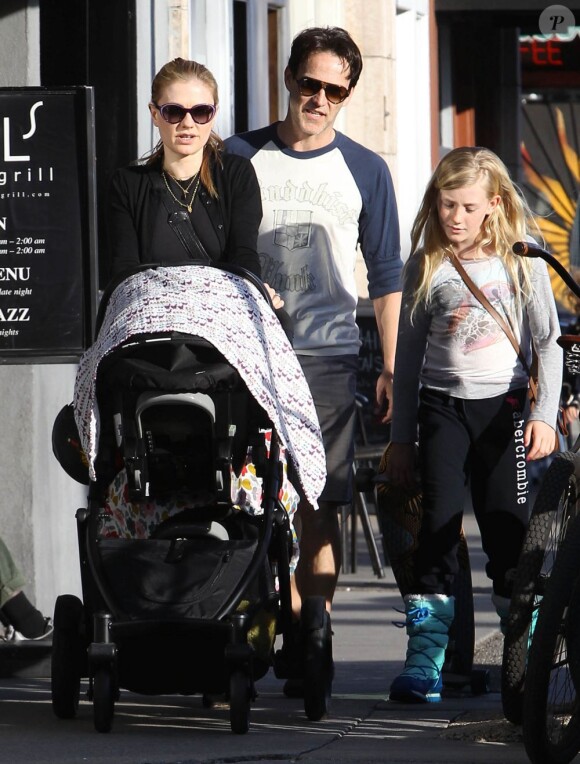 Anna Paquin et Stephen Moyer en famille dans les rues de Santa Monica, à Los Angeles, le 3 février 2013.