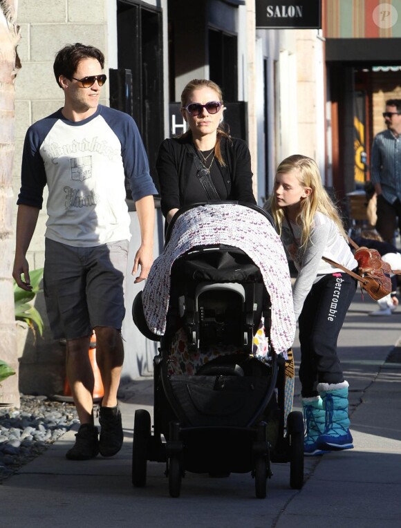 Anna Paquin, Stephen Moyer, leurs jumeaux et l'adorable Lilac dans les rues de Santa Monica, à Los Angeles, le 3 février 2013.