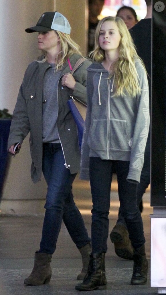 L'actrice Reese Witherspoon et sa fille Ava lors d'une séance shopping au Century City Mall à Los Angeles. Le 2 février 2012.