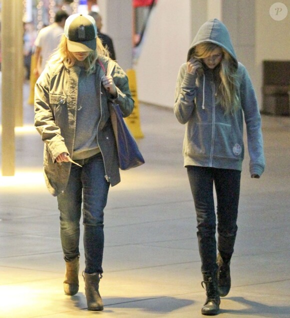 Reese Witherspoon et sa fille Ava lors d'une séance shopping au Century City Mall à Los Angeles. Le 2 février 2012. Les deux femmes étaient habillées pratiquement de la même façon.