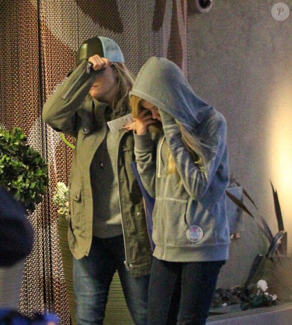 Reese Witherspoon et sa fille Ava, 13 ans, lors d'une séance shopping au Century City Mall à Los Angeles. Le 2 février 2012.