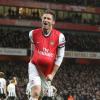 Olivier Giroud fait comprendre à ses fans qu'il sera bientôt papa après avoir marqué lors de la correction infligée par Arsenal à Newcastle (7-3) le 29 décembre 2012 à Londres