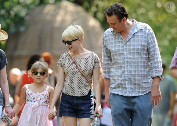 Michelle Williams avec sa fille Matilda et son compangon Jason Segel à New York le 31 août 2012