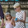 Michelle Williams avec sa fille Matilda qui rentre de l'école à Los Angeles le 27 août 2012