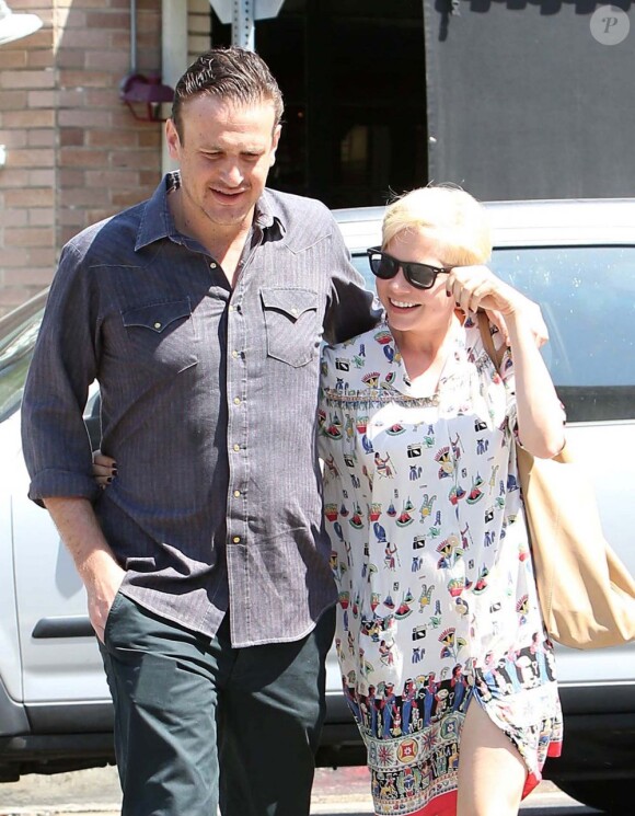 Michelle Williams et son compagnon Jason Segel en promenade à Los Angeles le 20 août 2012