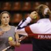 Amélie Mauresmo et Alizé Cornet lors d'un entraînement de l'équipe de France de Fed Cup à Limoges le 7 février 2013