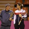 Amélie Mauresmo et Gabriel Urpi lors d'un entraînement de l'équipe de France de Fed Cup à Limoges le 7 février 2013