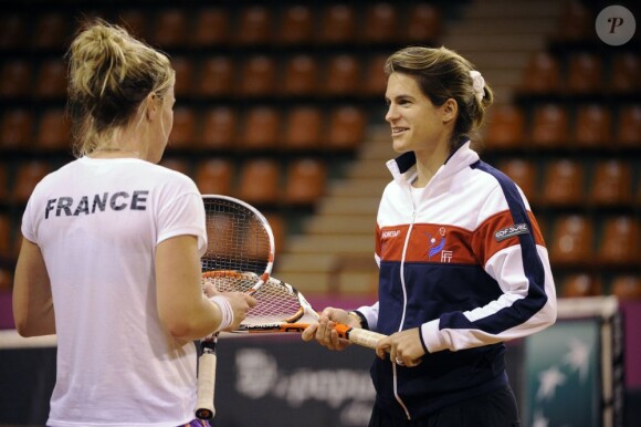 Amélie Mauresmo et Pauline Parmentier  lors d'un entraînement de l'équipe de France de Fed Cup à Limoges le 7 février 2013