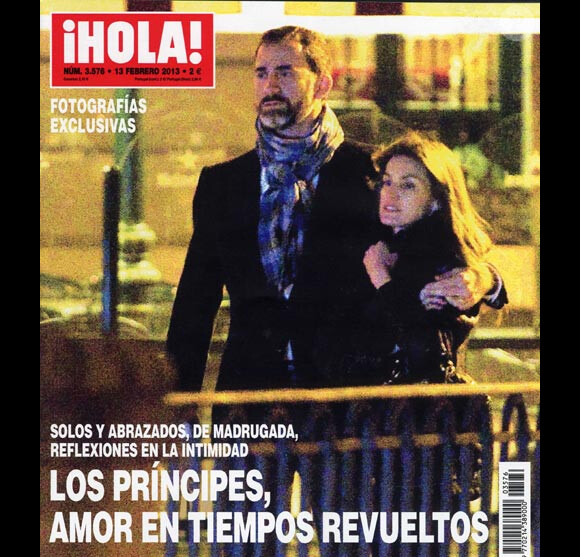 Felipe et Letizia d'Espagne seuls au monde à Madrid lors d'une sortie pour le 45e anniversaire du prince, en couverture de Hola (février 2013)