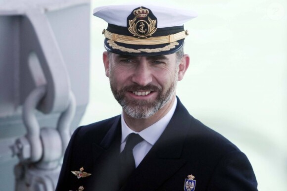Felipe d'Espagne, dans son uniforme de capitaine de frégate, présidait le 6 février 2013 la cérémonie d'adieu au porte-avions Prince des Asturies, au large de la base navale de Rota (Cadix).