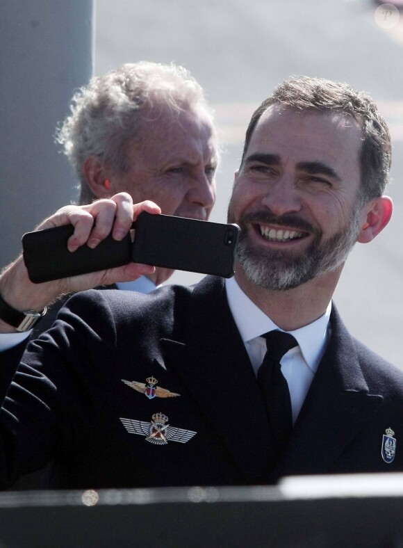 Le prince Felipe d'Espagne a pris quelques photos souvenirs le 6 février 2013 lors de la cérémonie d'adieu au porte-avions Prince des Asturies, au large de la base navale de Rota (Cadix).