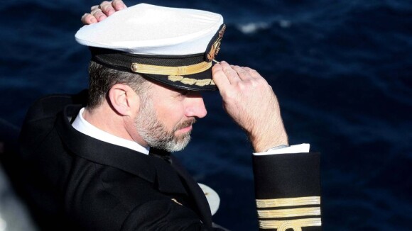 Felipe d'Espagne : Emu pour l'adieu à ''son'' porte-avions, tendre avec Letizia