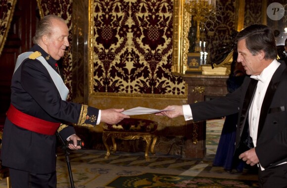 Juan Carlos Ier d'Espagne lors d'une audience avec les ambassadeurs de France, d'Italie, de Grèce ou encore du Canada le 6 février 2013 au palais à Madrid.