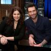 Adam Levine, avec Hillary Scott du groupe Lady Antebellum, pose pour des photos promos pour la 4e saison de The Voice, sur NBC dès le 25 mars 2013.