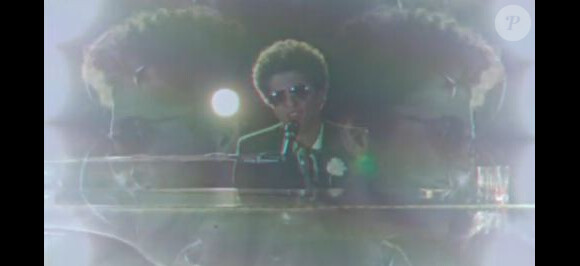 Bruno Mars dans le clip de When I Was Your Man, titre présent sur l'album Unorthodox Jukebox, sorti le 6 décembre 2013.