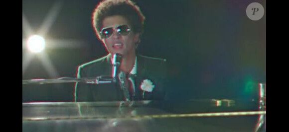Bruno Mars dans le clip de When I Was Your Man, chanson présente sur l'album Unorthodox Jukebox, sorti le 6 décembre 2013.