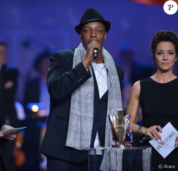 Oxmo Puccino remporte le trophée de l'album des musiques urbaines lors des Victoires de la Musique, sur France 2 le 8 février 2013.