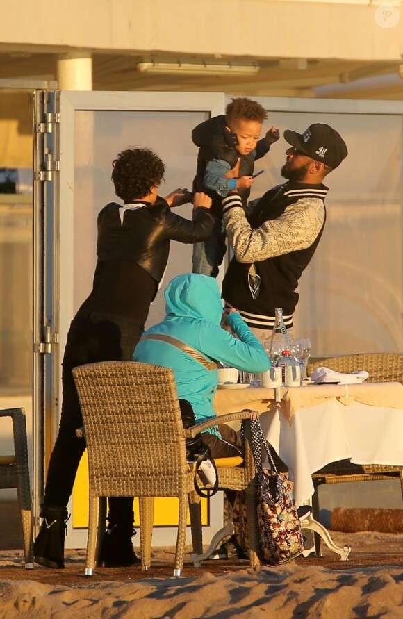 La chanteuse Alicia Keys et son époux Swizz Beatz se promènent à Cannes avec leur fils Egypt le 28 janvier 2013.
