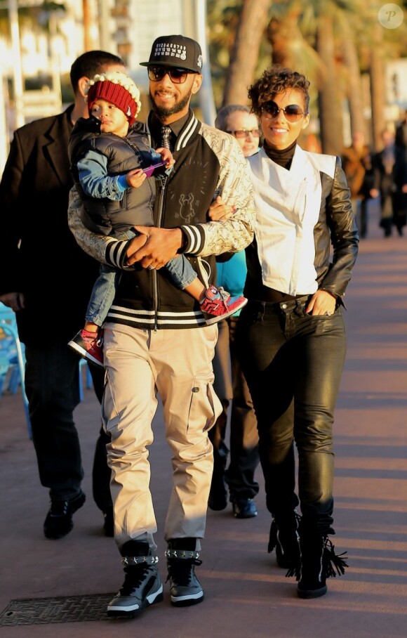 Alicia Keys et son époux Swizz Beatz se promènent à Cannes avec leur fils Egypt le 28 janvier 2013.