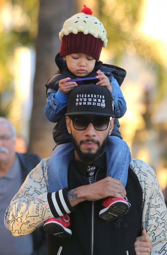 La chanteuse Alicia Keys et son mari Swizz Beatz se promènent à Cannes avec leur fils Egypt le 28 janvier 2013.