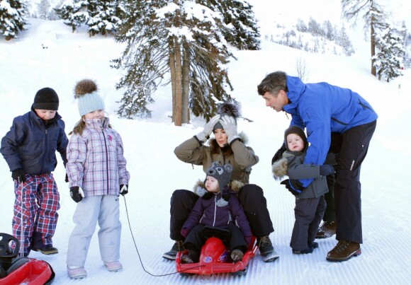 La princesse Mary et le prince Frederik de Danemark, en vacances à Verbier avec leurs quatre enfants Christian (7 ans), Isabella (5 ans), Vincent et Joséphine (2 ans), ont rencontré la presse le 10 février 2013 pour la traditionnelle séance photo.